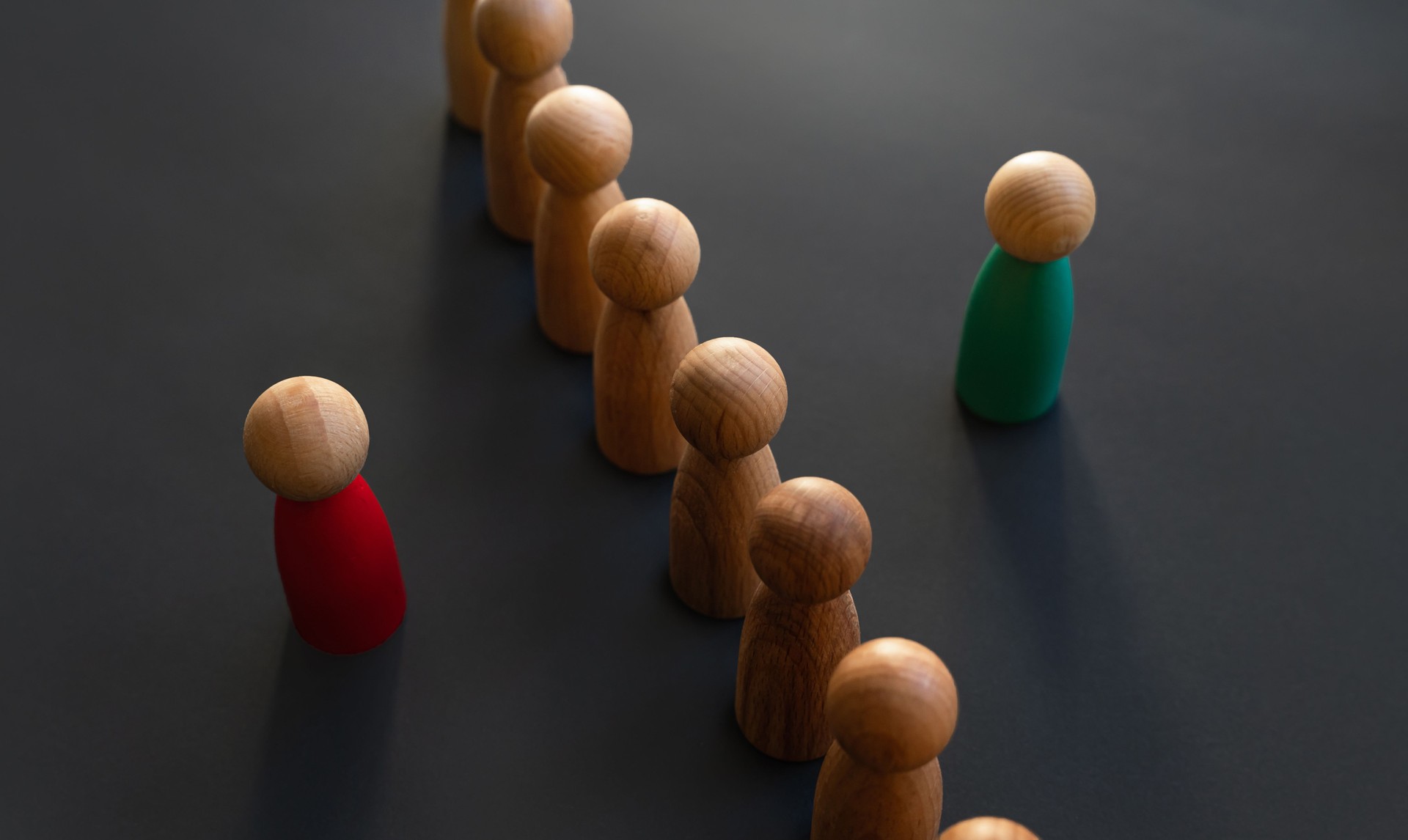 Barrière entre les personnes. Cachez-vous derrière les autres.